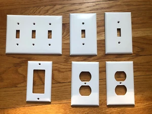 Menge 6 WEISSE Farbe LICHTSCHALTERPLATTEN & STECKDOSENABDECKUNGEN - gebraucht - Bild 1 von 2