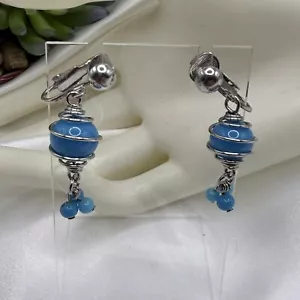 Pendientes colgantes vintage de cuentas de vidrio turquesa en jaula remolino tono plata - Imagen 1 de 6