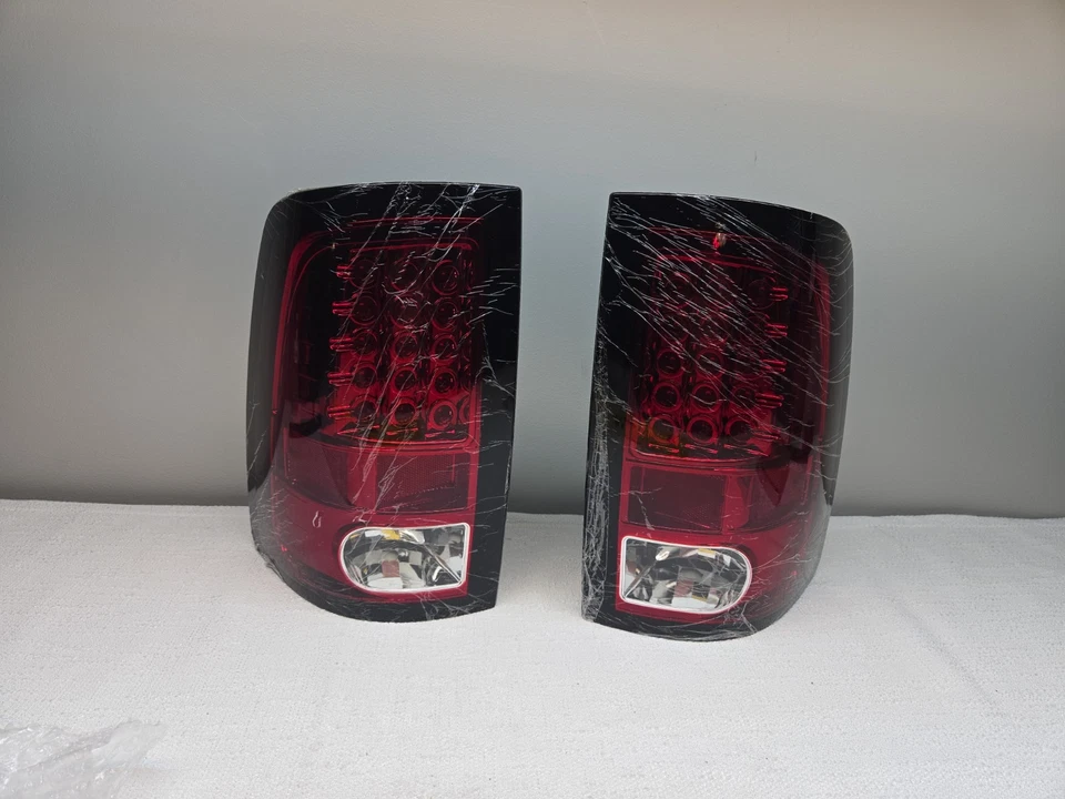 Par de luces traseras LED BT-HU817 2010-2018 Dodge Ram 1500 2500 3500 nuevas Foto 1 de 4