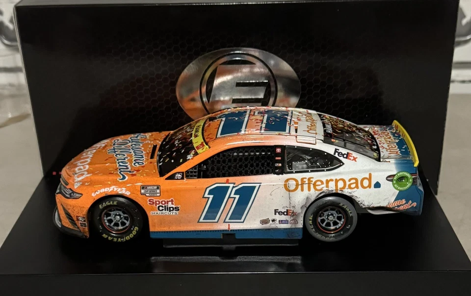 Denny Hamlin Elite Darlington Race Win 1/24 Nascar Diecast Foto 1 de 4