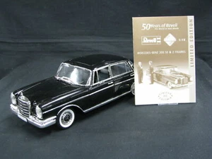 Mercedes-Benz 300 SE 1:18 Revell Black + 2 Figurines "50 Years of Revell" - Imagen 1 de 6