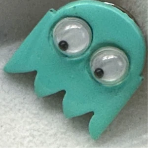 Pacman Mint Green Google Eyes Tiny Vintage Plastic Tack Pin T-6757 - Picture 1 of 1