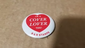 Vintage I'M A Cover Lover Too! R & R Briefmarken Button Pin, sehr guter Zustand - Bild 1 von 17