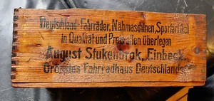 Holzkiste August Stukenbrok ≈ 1920 Fahrräder Nähmaschinen Pneumatics Waffen Gol - Bild 1 von 5