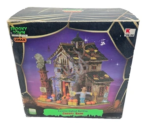 Lemax Creepy Barn Spooky Town Halloween Village Lightd 2005 RETIRADO caja original - Imagen 1 de 7