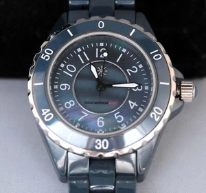ISAAC MIZRAHI LIVE! DAMEN KERAMIK ARMBANDUHR, UNGEWÖHNLICHE GRAUFARBE, NEUE AKKU - Bild 1 von 3