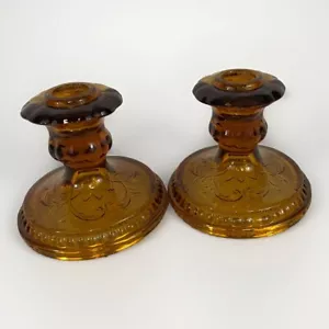 2 Kegel Kerzenständer Diadem Bernstein Indiana Glas Vintage Sandwich Gänseblümchen Muster - Bild 1 von 10