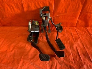 02-05 HONDA CIVIC SI 2.0 EP3 - COMPLETE PEDAL SET GAS BRAKE CLUTCH PEDALS OEM OE - Picture 1 of 8