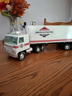 Vintage Briggs And Stratton Nylint  Tractor Trailor - Image 1 of 4
