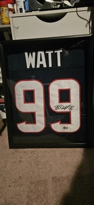 Camiseta deportiva firmada por Houstan Texans J.J. Watt enmarcada Beckett certificado de autenticidad Foto 1 de 3