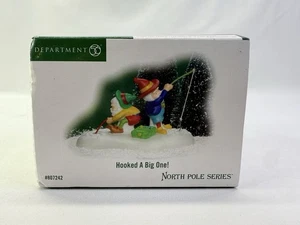 Dept 56 Hooked A Big One 807242 North Pole Series Village Accessory - Bild 1 von 4