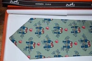 Hermes 100% silk made in france green Little Bird tie with ribbon and tie box - Picture 1 of 4
