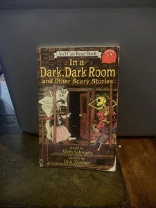 IN A DARK, DARK ROOM AND OTHER SCARY STORIES by Alvin Schwartz (1984, Hardcover) - Imagen 1 de 3
