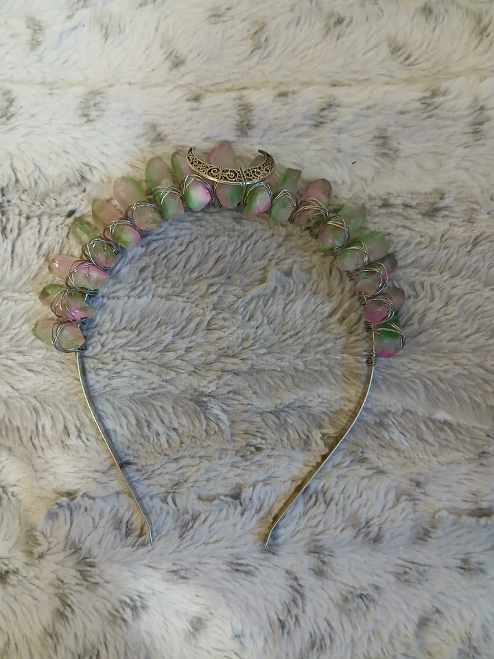 Tiara Luna Creciente Puntos Cuarzo Envuelto en Alambre Diosa Salvia - Rosa y Verde Foto 1 de 3