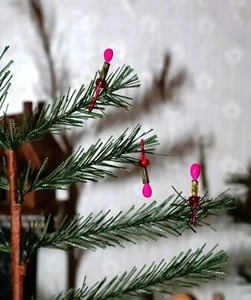 Casa de Muñecas Miniatura 13 ADORNOS DE NAVIDAD ROSA BRILLANTE_CUENTAS DE VIDRIO_Artesanal_1:12 - Imagen 1 de 6