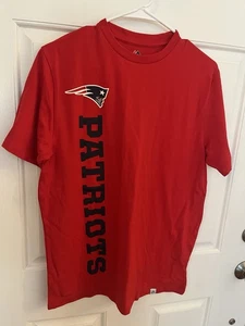 Majestic NFL New England Patriots Red Vertical Logo T-Shirt Herren Gr. M - Bild 1 von 5