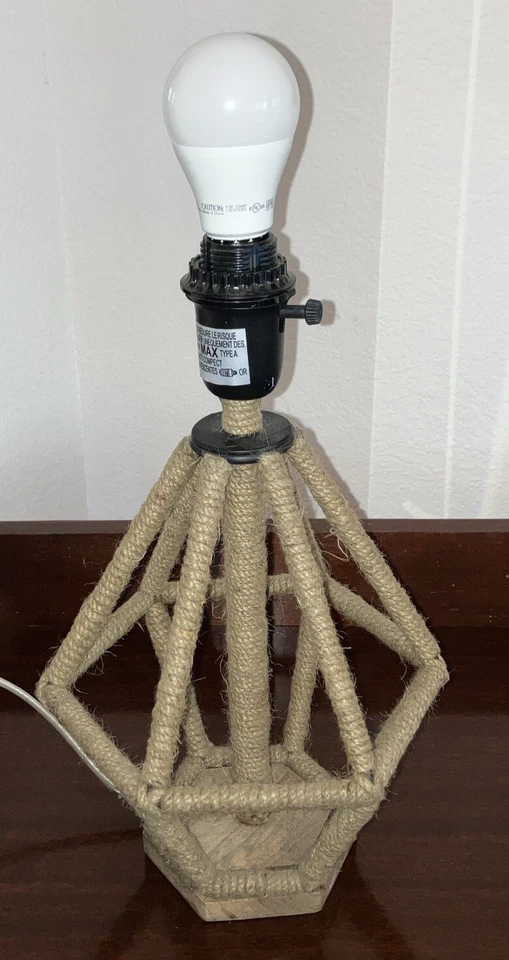 Candeeiro de mesa pequeno Pottery Barn Fisherman tema corda náutica, funciona sem sombra - Imagem 1 de 4