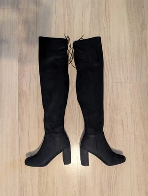 Botas chinas de gamuza King Laundry negras con tacón sobre la rodilla Foto 1 de 4