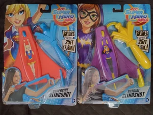 2 DC Super Hero Girls Slingshot Flying BATGIRL & SUPERGIRL NEU Gleiter bis 25 Fuß - Bild 1 von 2
