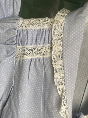 Nuevo de Lote Antiguo Conjunto de Pijama Miss Elaine Azul Lunares Punteado Suizo Volantes Encaje Talla Pequeña Foto 1 de 4