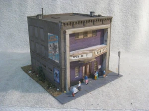 Edificio de teatro comercial vintage escala HO desgastado-paisajístico-detallado - Imagen 1 de 8