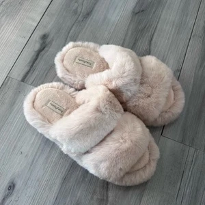 Faux Fur Open Toe Fuzzy Slippers NWOT Size 7-8 Women's Ivory Cream Family Fairy - Picture 1 of 6
