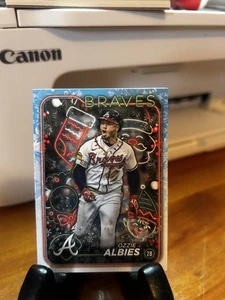 2024 Topps Holiday - Holiday Variation Ozzie Albies #H108 - Bild 1 von 2