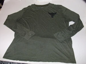 Project Rock Under Armour T-Shirt Uomo XL Maglia Manica Lunga Verde Grafica - Foto 1 di 3