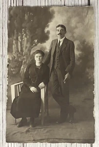 RPPC Studio Portrait Frau Mann Zigarette Schnurrbart Anzug Postkarte - Bild 1 von 2