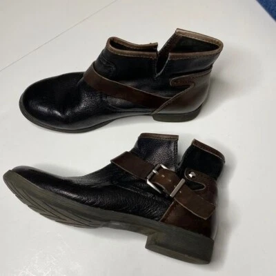 Botines de cuero BCBGeneration con hebillas negras y marrones talla 6,5 B Foto 1 de 4