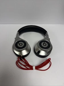 Auriculares ejecutivos Beats by Dre con cable sobre la oreja con cancelación de ruido - Imagen 1 de 6