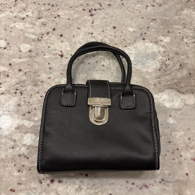 Mini bolso de mano Victoria's Secret de cuero granulado negro con herrajes plateados Foto 1 de 3