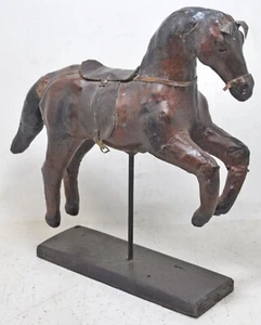 Estatuilla de caballo de cuero vintage en soporte original antigua hecha a mano - Imagen 1 de 8
