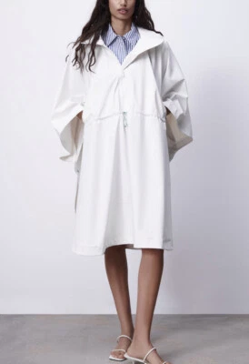 Abrigo con capucha repelente al agua blanco Zara talla única para la mayoría Foto 1 de 4