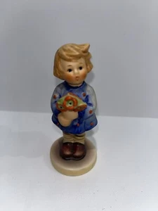 M.I. Hummel Goebel Mädchen Figur 822 Mädchen mit Nasenschwindel - Bild 1 von 3