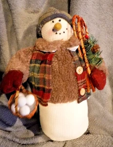SCHNEEMANN MIT KORB MIT SCHNEEBÄLLEN & SCHNEESCHUHEN - STOFFDEKO - Bild 1 von 10