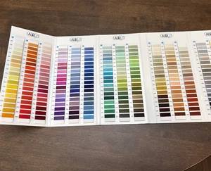Aurifil Filo Colore Swatch Chart 100% Cotone Mako Colori Campionatore Made In Italy - Foto 1 di 8
