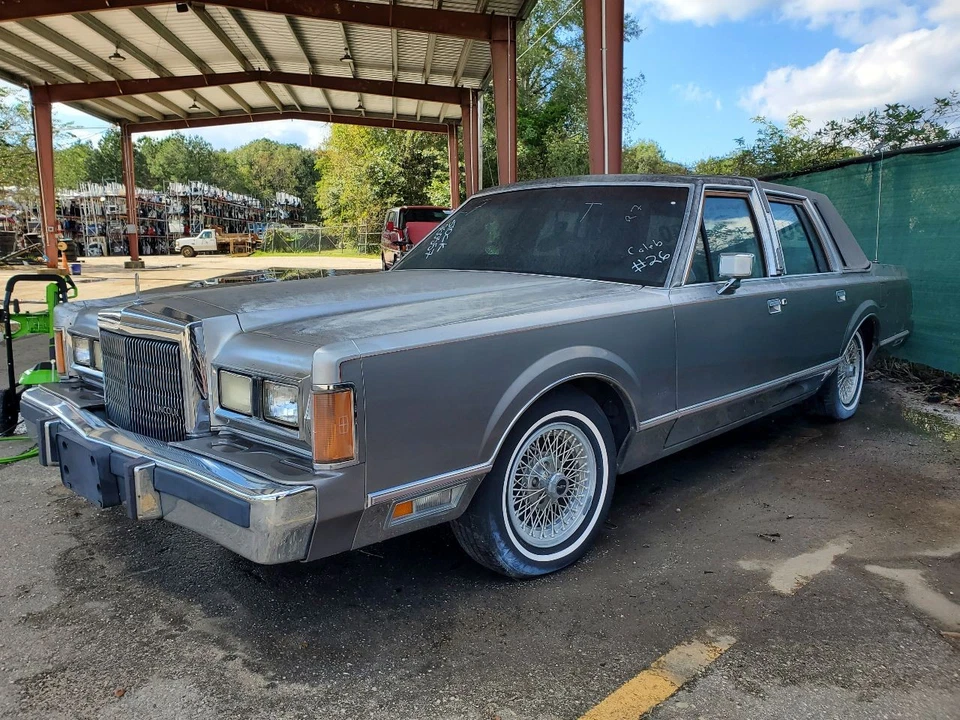 Used Cornering Light Assembly fits: 1989 Lincoln & TOWN CAR Cornering lower fend - Image 1 of 4