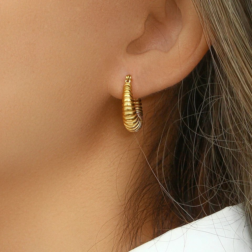 Pendientes de aro de acero inoxidable enchapados en oro de 18 quilates para mujer cuerno pequeño liso colgante gota Foto 1 de 4