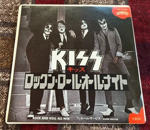 MEGA RARE KISS ROCK AND ROLL ALL NITE JAPAN 7" VINYL RECORD SINGLE VIP2702 - Picture 1 of 12