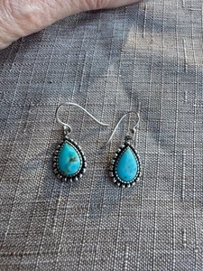 Bonitos pendientes firmados de plata de ley 925 de 1” turquesa lágrima ganchos 3,5 g Estate - Imagen 1 de 6