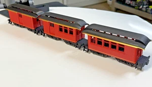 On30 RED W/ GOLD TRIM PASSENGER /COMBINE/BAGGAGE CAR KIT with Bachmann Trucks - Picture 1 of 12