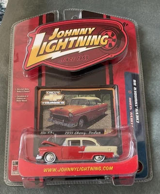 CHEVY SEDAN 1955 '55 VERMELHO/BEGE 1/64 JOHNNY LIGHTNING CHEVY THUNDER R8 WHITEWALLS - Imagem 1 de 4