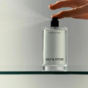 Salt & Stone Santal & Vetiver Body Mist 100ml / 3.4 Fl Oz NIB - Foto 1 di 15