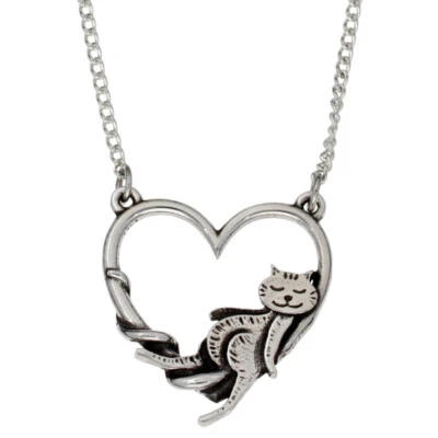 Colgante de peltre de San Justino gato descansando en un corazón Foto 1 de 3