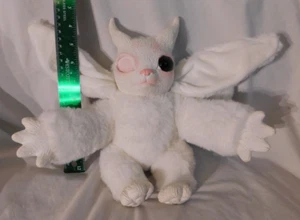 11 Zoll T weißer Fledermausfuchs geflügelte Fantasie Plüschtier einäugiges Monster Halloween Dekor Biegungen - Bild 1 von 8