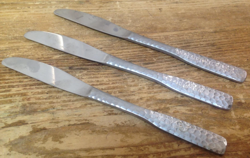 Plymouth Cove Hammered Rogers Stanley Roberts Stainless 3 Solid Dinner Knives - Image 1 of 1