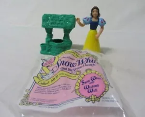 McDONALD'S HAPPY MEAL DISNEY BLANCO NIEVE CON WISHING WELL MINIATURA 3-5/8" DE ALTO - Imagen 1 de 2
