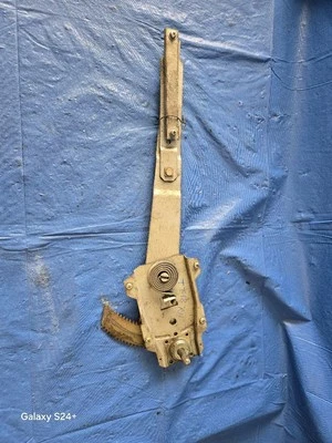 81 82 83 84 ISUZU I-MARK DERECHO FRT REGULADOR VENTANA MANUAL 2 DR 13449 Foto 1 de 2