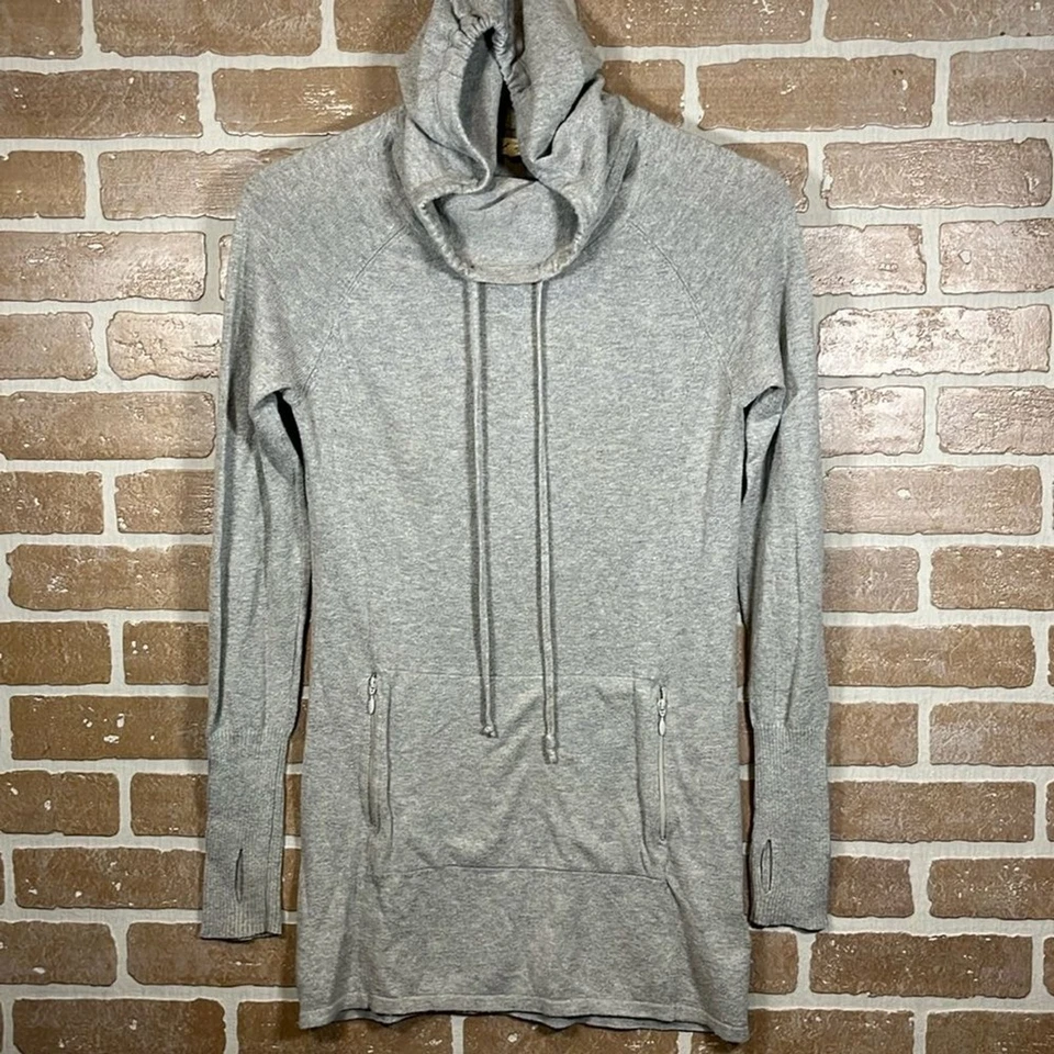 Vestido suéter con capucha y cuello capucha Dakini Foto 1 de 4